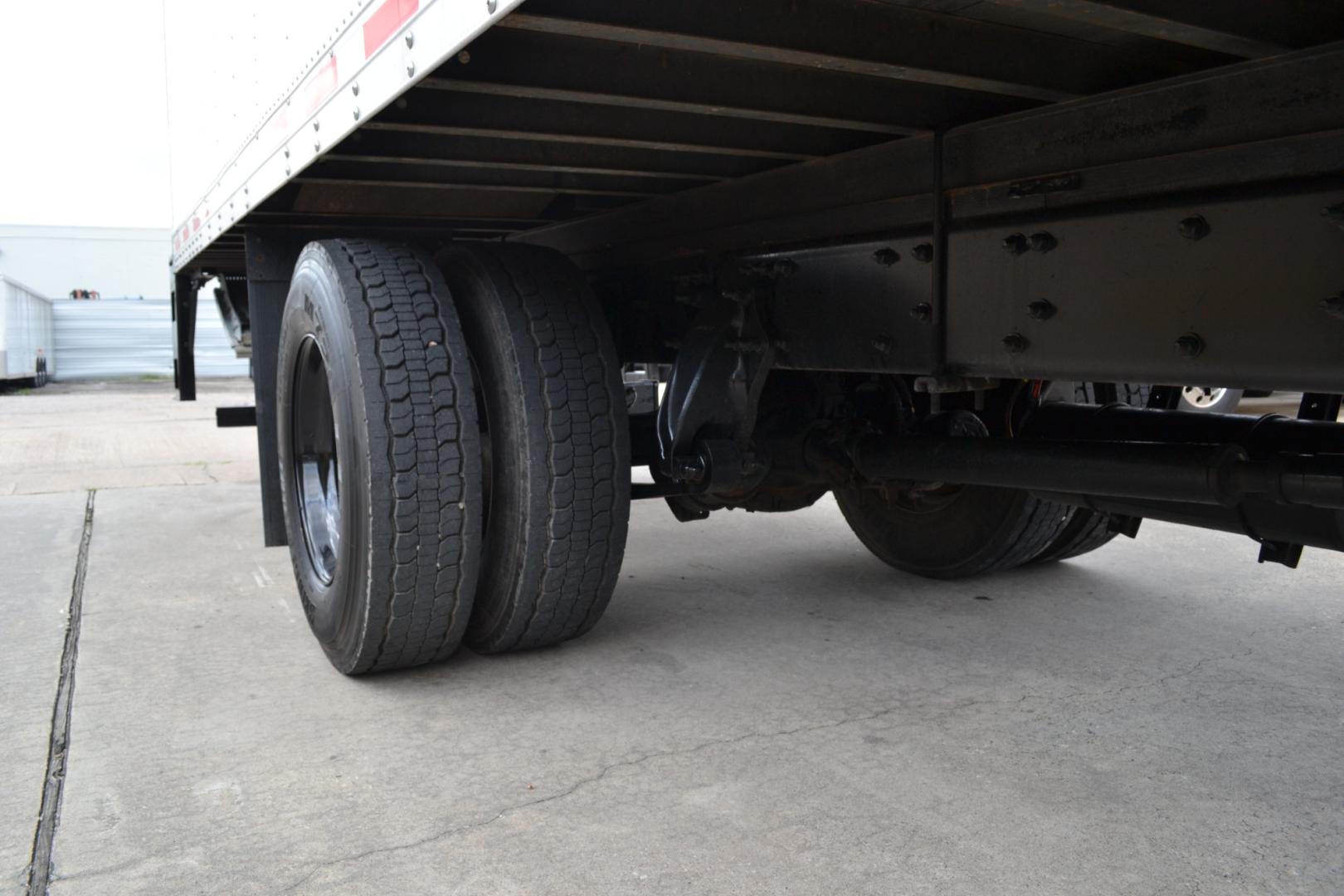 2018 WHITE /BLACK FREIGHTLINER M2-106 with an CUMMINS B6.7L 240HP engine, ALLISON 2500RDS AUTOMATIC transmission, located at 9172 North Fwy, Houston, TX, 77037, (713) 910-6868, 29.887470, -95.411903 - Photo#9